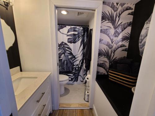 baño con aseo y papel pintado en blanco y negro en Willow Breeze-Near Casinos, Boardwalk & Water Park, en Atlantic City