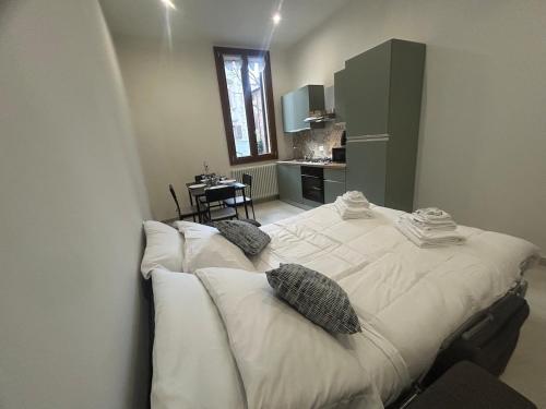 Postel nebo postele na pokoji v ubytování Carradori Apartment-Centro Storico-Autodromo