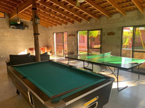 Biliár nebo kulečník v ubytování Hotel Tanti Spa & Resort