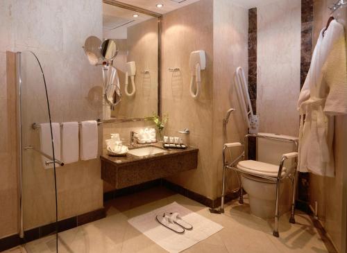 Frontel Al Harithia Hotel tesisinde bir banyo