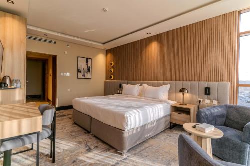 a hotel room with a bed and a table and chairs at فندق هيل Hill Hotel in Al Madinah