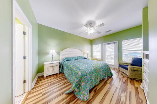 En eller flere senge i et værelse på Purple House - East