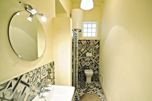 een badkamer met een wastafel en een spiegel bij La Boqueria in Bra