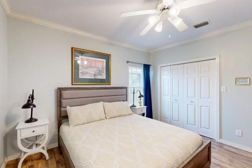 Postel nebo postele na pokoji v ubytování Dauphin Island Beach Club 201A