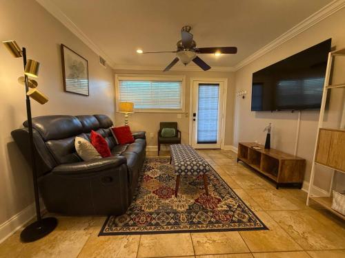 Un lugar para sentarse en 2 BR apartment with laundry pool