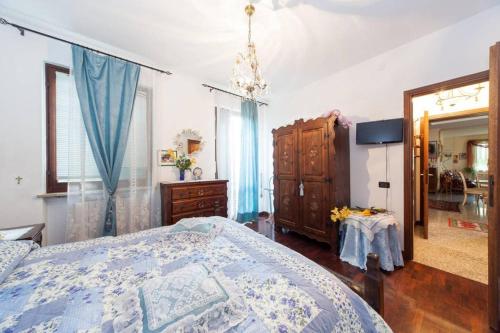 a bedroom with a bed and a dresser and a mirror at Au Jardin fleuri in San Giovanni Lupatoto