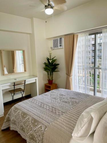 una camera da letto con un letto grande e una finestra di 5 Star Luxury Condo - Metro Manila a Manila