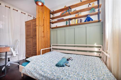 - un ours en peluche posé sur un lit dans une chambre dans l'établissement Appartement avec balcon proche Paris & transports, à Montreuil