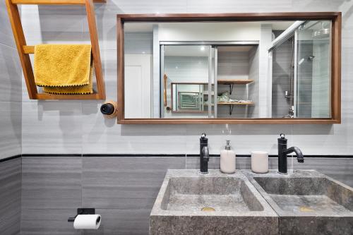 une salle de bain avec un lavabo et un miroir dans l'établissement Appartement avec balcon proche Paris & transports, à Montreuil