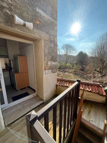 Elle comprend un balcon avec une porte ouverte et un réfrigérateur. dans l'établissement Family, à Langres