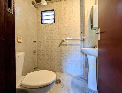 アスンシオンにあるAlojamiento Ecológico Asunciónのトイレと洗面台のあるバスルーム