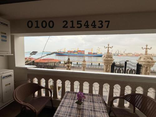 شقه 102 مطله علي قناة السويس والبحر فيو رائع بورسعيد