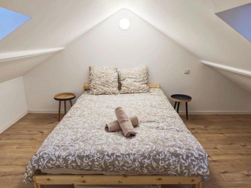 une chambre avec un lit avec un ours en peluche dessus dans l'établissement Comfortable Loft and apartment for 2 or 4 persons, à Alfortville