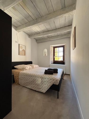 une chambre avec un lit et une fenêtre dans l'établissement Family, à Langres