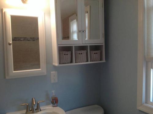 Ένα μπάνιο στο Beach Badges, Wifi, Outdoor Shower, Deck,ocean Side Duplex In Brighton Beach