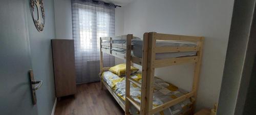 une chambre avec deux lits superposés et une fenêtre dans l'établissement Festiv'Mans72 - 2ch - Le Georges Durand - Circuit 24H, au Mans