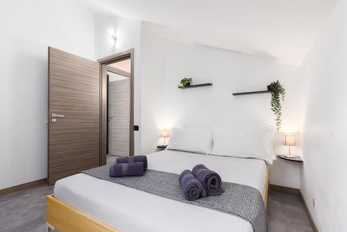 une chambre avec un lit avec deux serviettes dessus dans l'établissement 8Min Airport Orio Al Serio - Attico Lusso e Terrazza, à Seriate
