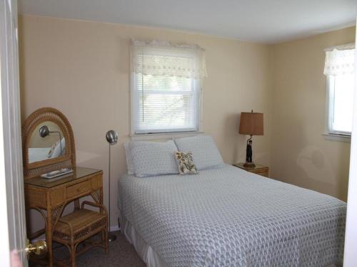 ein Schlafzimmer mit einem Bett, auf dem ein Teddybär liegt in der Unterkunft Duplex 2Nd Fl Beach Badges Oceanside Outdoor Shower Wifi in Brant Beach