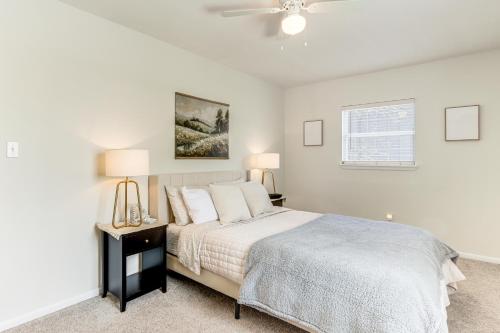 Postel nebo postele na pokoji v ubytování 4 Mi to Dtwn Dog-Friendly Fayetteville Home