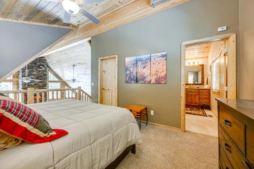 Postel nebo postele na pokoji v ubytování Less Than 1 Mi to Brian Head Resort Spacious Cabin!