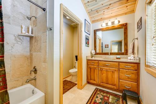 Koupelna v ubytování Less Than 1 Mi to Brian Head Resort Spacious Cabin!