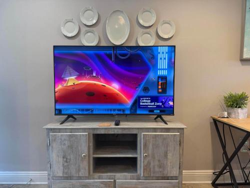 TV a/nebo společenská místnost v ubytování 2 br with Pool & washer dryer