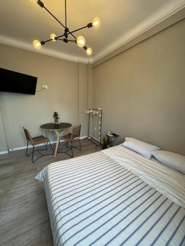 a bedroom with a large bed and a table at Hermoso Studio a metros del Obelisco in Buenos Aires