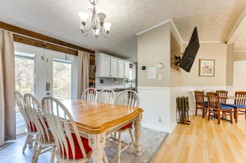 Televisyen dan/atau pusat hiburan di Stocked Fishing Pond On-Site Quiet Pensacola Home