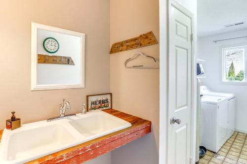 Bilik mandi di River Access and Gorgeous Views Pisgah Forest Home!