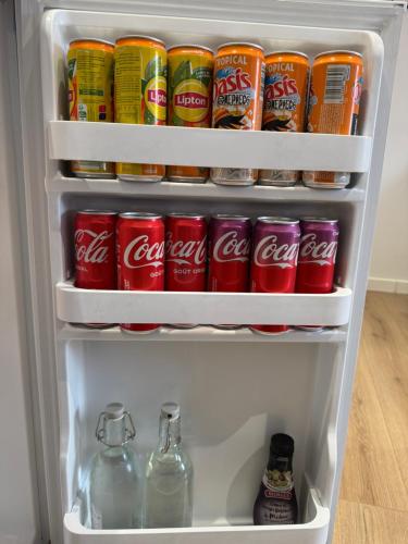 - un réfrigérateur ouvert rempli de boissons et de sodas dans l'établissement La perle limouxine -Studio, à Limoux