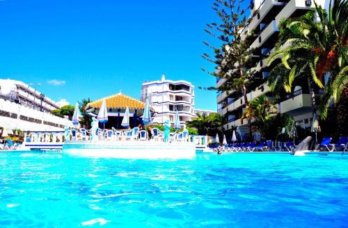ein Schwimmbad in der Mitte eines Resorts in der Unterkunft Rey Carlos in Playa del Ingles