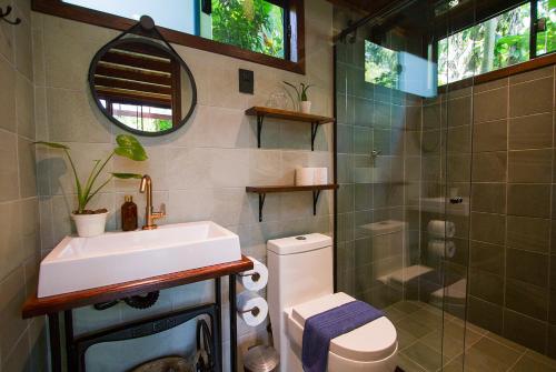 Ένα μπάνιο στο Casa Juçara & Casa Tucano - Floripa - Exclusive Forest Escape
