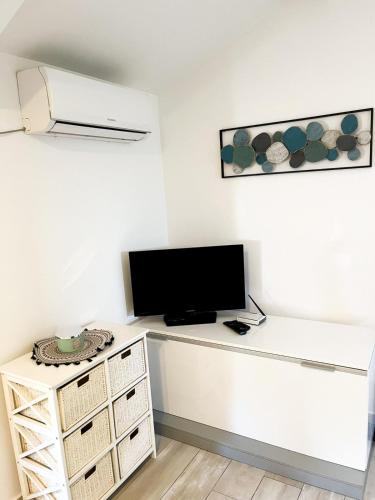 Televisyen dan/atau pusat hiburan di Apartman Lida