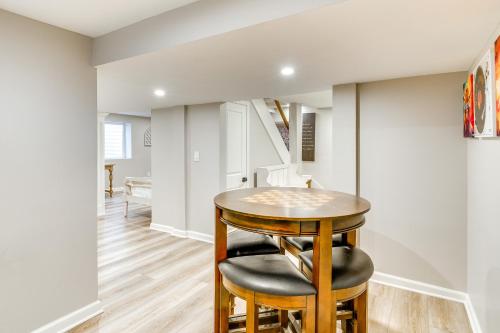 Gambar di galeri bagi Screened Patio and Fire Pit Modern Westerville Home di Westerville