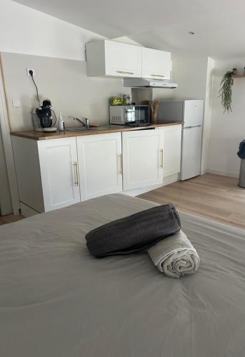 - un lit avec un oreiller dans la cuisine dans l'établissement Le toit du Rhône, Studio, à Tournon-sur-Rhône