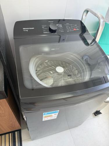 a washing machine sitting on top of a counter at Apart Moderno Proximo ao Mar in Vila Velha