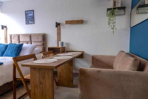 ein Wohnzimmer mit Tisch und Couch in der Unterkunft Apartasuite Smart cerca de la Fundación Santa Fé in Bogotá