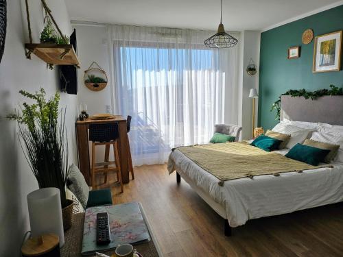 Ένα ή περισσότερα κρεβάτια σε δωμάτιο στο Studio Le Paradis Vert Aix-en-Provence, parking, piscine