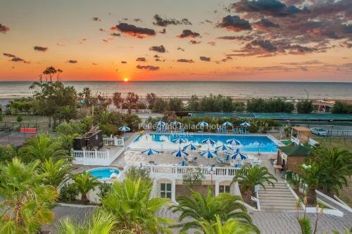 - une vue aérienne sur un complexe avec une piscine et l'océan dans l'établissement Pellegrino Palace Hotel, à Vieste