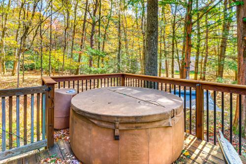 Μπαλκόνι ή βεράντα στο half Mi to Bear Creek Lake Gem with Fire Pit!