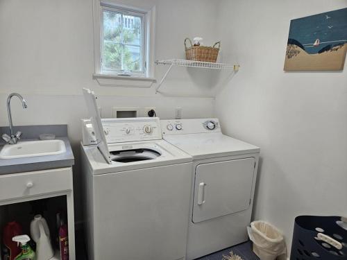 Una cocina con estufa blanca y lavavajillas. en Single Family, Ocean Block, Wifi, Washer And Dryer, Second 2Nd Home From The Ocean! 2Nd From Ocean Contemporary Ship Bottom Home 14010, en Ship Bottom