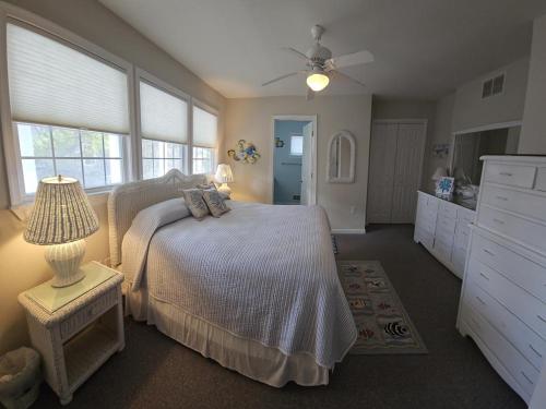 Un dormitorio con una cama, una lámpara y una cómoda. en Single Family, Ocean Block, Wifi, Washer And Dryer, Second 2Nd Home From The Ocean! 2Nd From Ocean Contemporary Ship Bottom Home 14010, en Ship Bottom