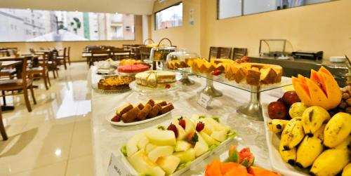 ein Buffet mit vielen verschiedenen Speisen auf dem Tisch in der Unterkunft Hotel Mont Rey in São Vicente
