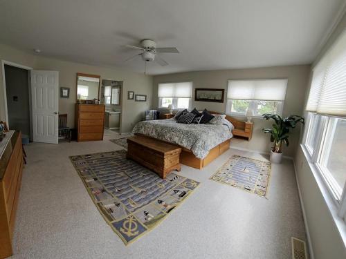 une chambre avec un lit et un tapis dans l'établissement Single Family, Wifi, Ship Bottom Oceanfront Home, Ocean Views, 14010, à Ship Bottom