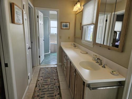 une salle de bain avec un lavabo et un miroir dans l'établissement Single Family, Wifi, Ship Bottom Oceanfront Home, Ocean Views, 14010, à Ship Bottom