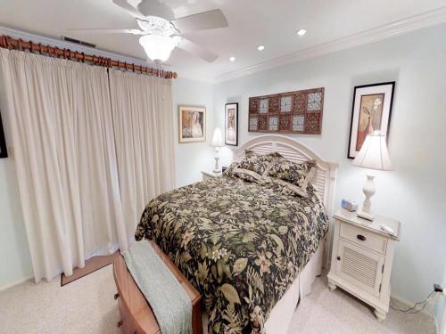 una camera da letto con un letto e un ventilatore a soffitto di Stunning 2 Bedroom Condo In Ship Bottom 14015 a Ship Bottom