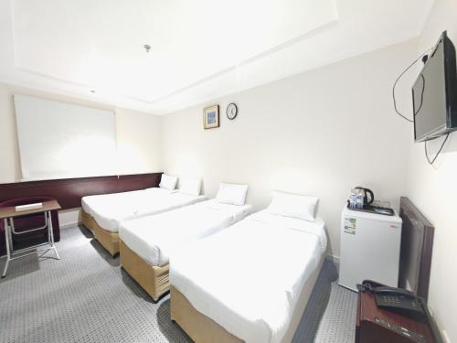 Μια τηλεόραση ή/και κέντρο ψυχαγωγίας στο فنـــــــدق الزائـــــــــــــــــريــن 1