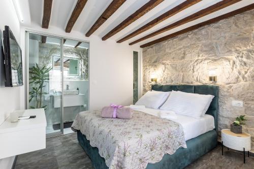 Posteľ alebo postele v izbe v ubytovaní BonBon Old Town Private En-Suite Room