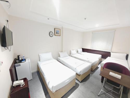 Ένα ή περισσότερα κρεβάτια σε δωμάτιο στο فنـــــــدق الزائـــــــــــــــــريــن 1