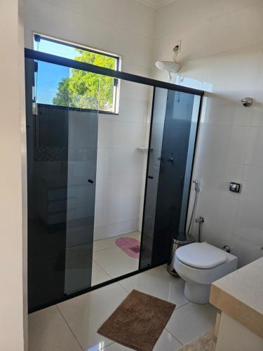 une salle de bain avec douche et toilettes dans l'établissement Recanto Rio Grande, à São João Batista do Glória
